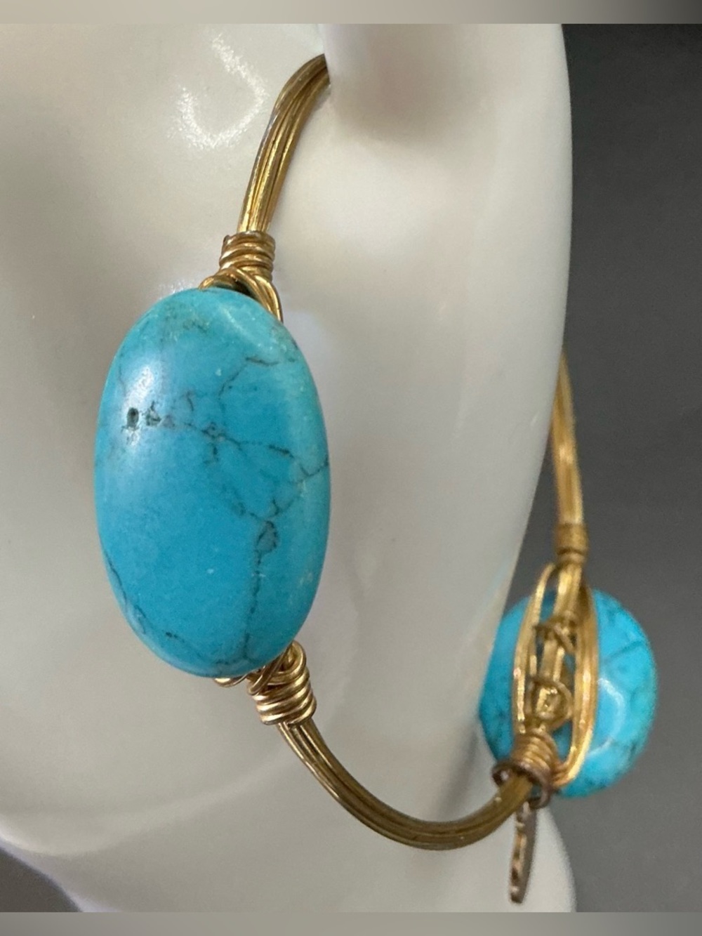 BOURBON AND BOWTIES FAUX TURQUOISE GOLD TONE WIRE WRAP BANGLE BRACELET - Picture 3 of 4